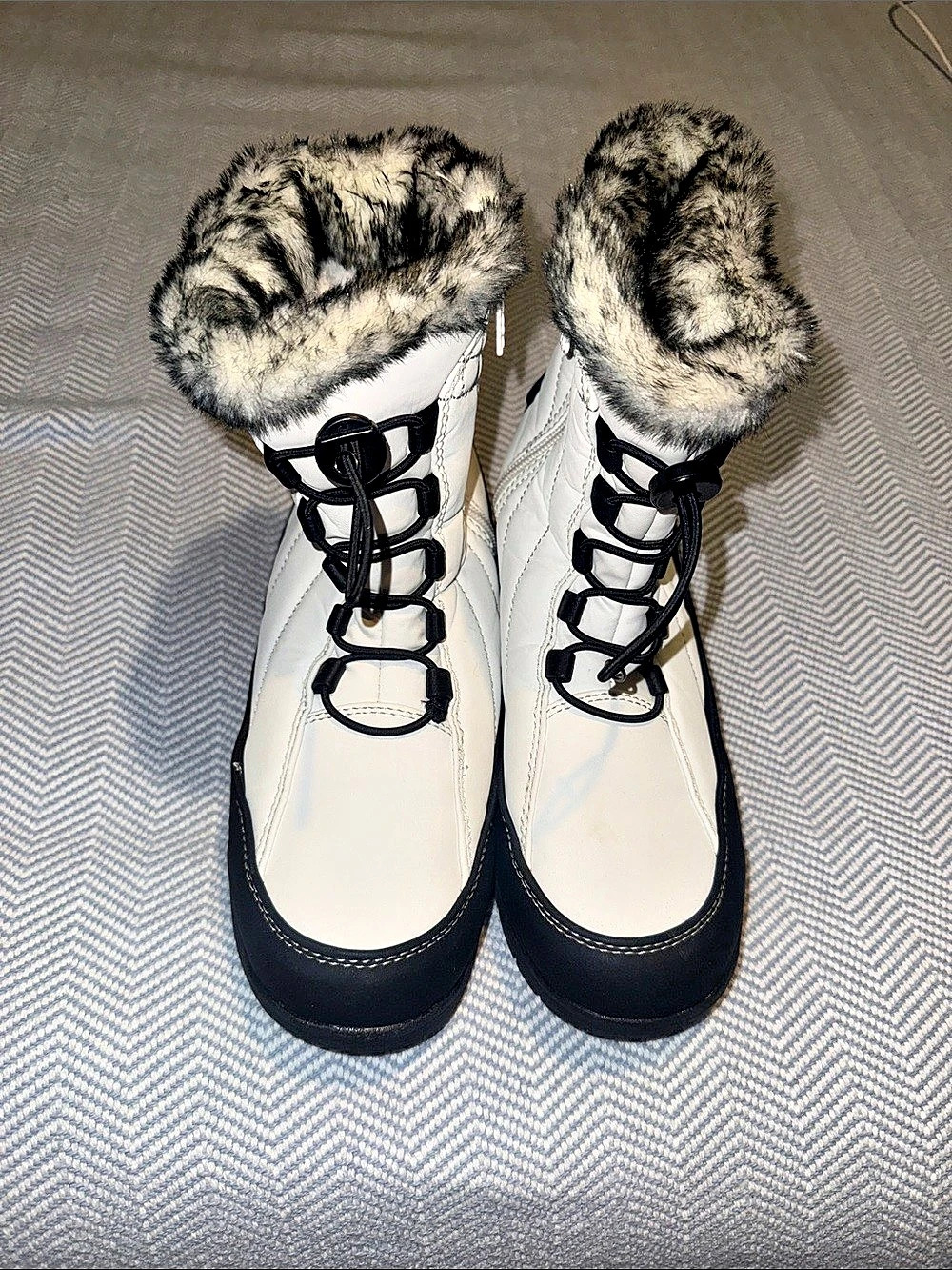 Totes Man Made Fur Upper White Black Faux Fur Winter Boots US 8M Like New